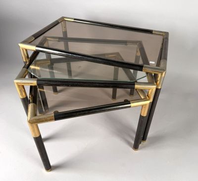 Une série de tables gigogne années 80 avec une structure tub…