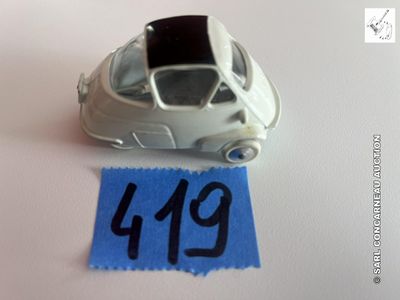 une petite voiture miniature à laquelle est accrochée une étiquette de prix