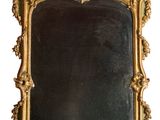 un miroir avec un cadre doré sur fond blanc