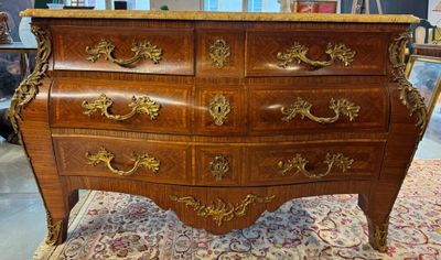 Commode tombeau galbée toutes faces en bois de placage.