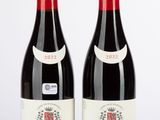 deux bouteilles de vin rouge posées l'une à côté de l'autre sur une table
