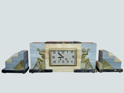 a clock that is sitting on top of a set of bookends