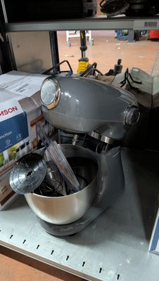 un robot de cuisine KitchenAid sur une étagère du magasin