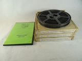 une bobine de film posée sur une pile de livres