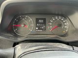 un gros plan du tableau de bord d'une voiture, avec un compteur de vitesse et des jauges