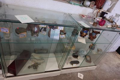 une vitrine en verre contenant de nombreux objets