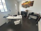 une photo d'un bureau à domicile avec un bureau et une chaise