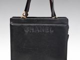 un sac noir sur lequel est inscrit le mot « Chanel »