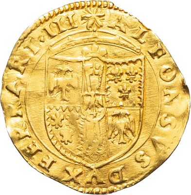 gros plan d'une pièce d'or portant des armoiries