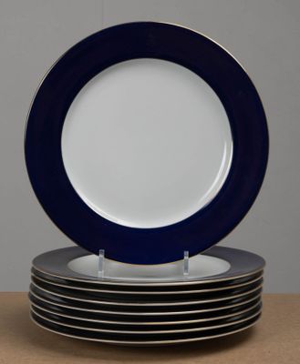 six assiettes bleues et blanches empilées les unes sur les autres