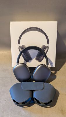 une image représentant un casque audio posé sur une paire de tongs