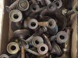 une boîte en carton remplie d'une multitude de vieilles pièces métalliques