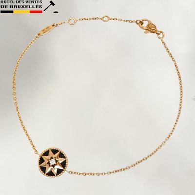 un gros plan sur un bracelet en or orné d'une étoile