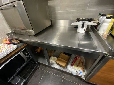 Une table inox deux plateaux Lieu : SUR DESIGNATION AUCHAN M…