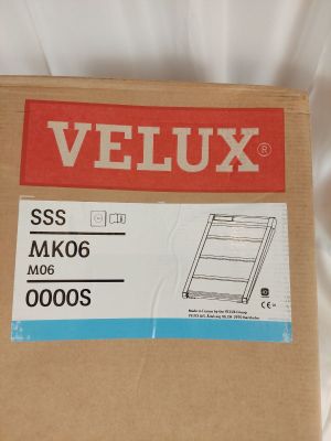 une boîte en carton sur laquelle est collée une étiquette portant l'inscription « Veluxx »