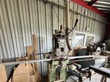 une grande machine placée au milieu d'une pièce