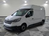 la camionnette blanche est garée sur le sol en damier d'une pièce