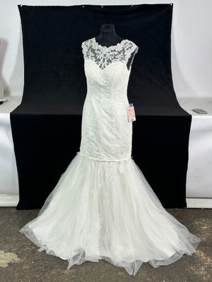 une robe de mariée blanche posée sur un mannequin devant un fond noir