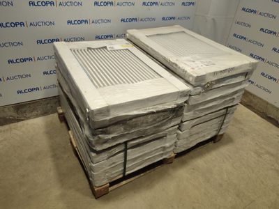 une pile de climatiseurs posée sur une palette devant un mur