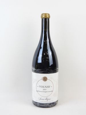 une bouteille de vin posée sur une table