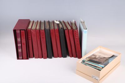 Plusieurs livres sont empilés les uns sur les autres à côté d'une boîte