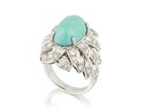 un gros plan d'une bague ornée d'une turquoise entourée de diamants