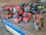 un grand nombre d'outils posés sur une table