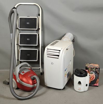 un petit climatiseur, un aspirateur et une canette de soda