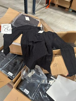 un tas de vêtements et d'autres objets dans une boîte