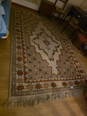 une vue d'un salon avec un canapé et un tapis au sol