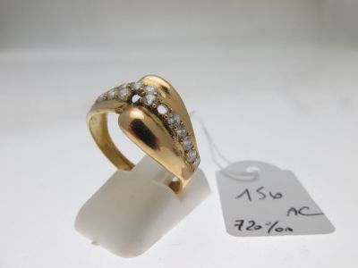 une image d'une bague en or avec des diamants sur une surface blanche