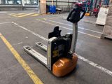 un chariot élévateur qui se trouve au milieu d'un parking
