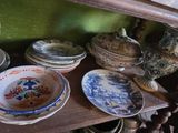de nombreuses assiettes et bols posés sur une étagère dans une pièce