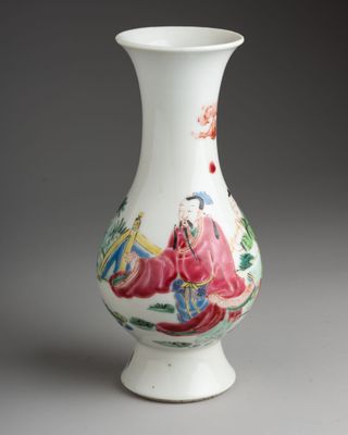 un vase blanc sur lequel est représenté un homme et une femme