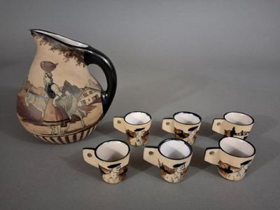 six tasses et un pichet posés les uns à côté des autres sur une table