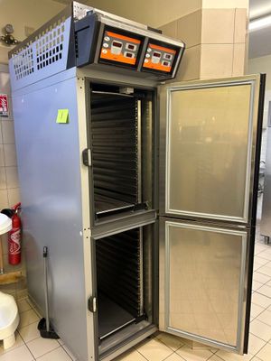 une photo d'un réchauffeur de plats professionnel dans une cuisine professionnelle