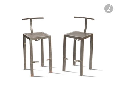 paire de tabourets de bar en métal avec assise et dossier en bois