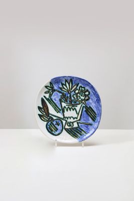 une petite assiette ornée d'un motif bleu et vert