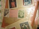 une pile de vieux timbres empilés les uns sur les autres
