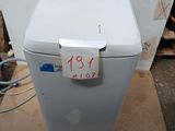 un réfrigérateur blanc posé sur un carton