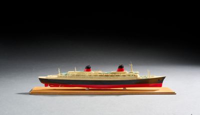 une photo d'une maquette de bateau posée sur un socle en bois