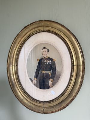 une photo d'un homme en uniforme militaire dans un cadre doré