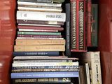 un grand nombre de livres empilés les uns sur les autres