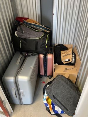 de nombreuses valises et sacs dans un local de rangement