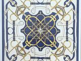 une photo d'un foulard carré bleu et blanc orné d'un motif doré et noir