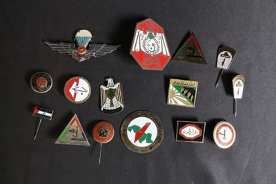 plusieurs types de badges différents sur une surface noire