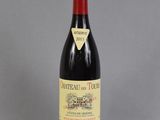 une bouteille de vin posée sur une table