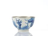 un bol bleu et blanc orné d'un dragon
