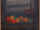 tableau représentant une assiette de fruits posée sur une table, avec une fenêtre en arrière-plan