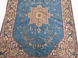 un tapis bleu avec un motif en médaillon